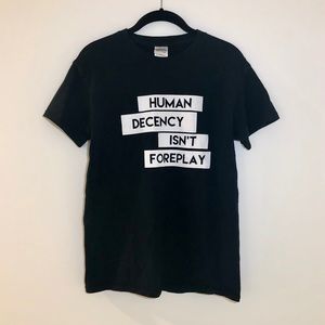 gildan black graphic tee shirt